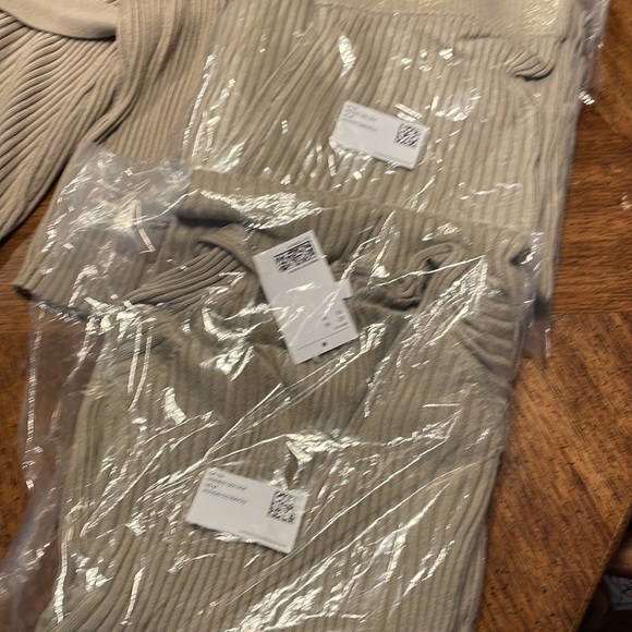 H&M Beige Ribbed Sweater Set - Picture 11 of 13